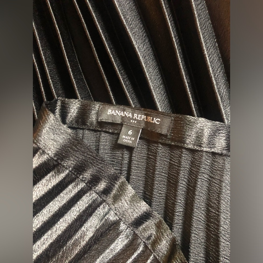 ⭐️Like NEW⭐️Banana Republic A Line Midi Shiny Pleated Slinky Classic Skirt • 6 - Picture 3 of 9